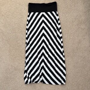 Brat Star Black and White Chevron Maxi lightweight Skirt